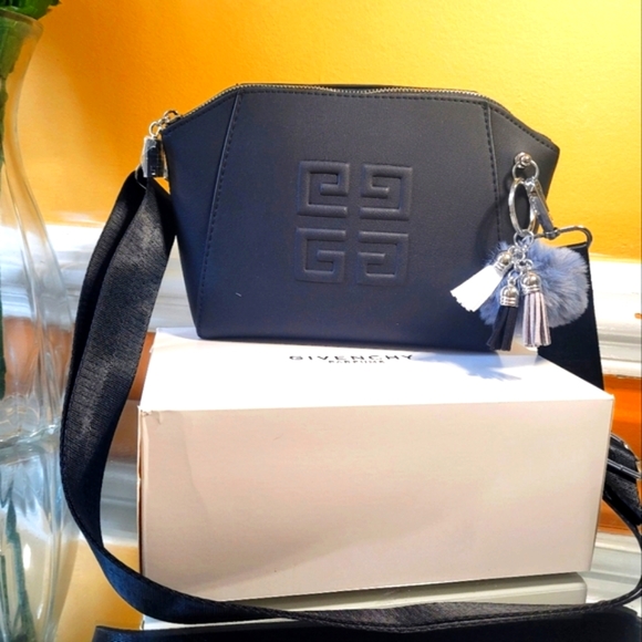 Givenchy pouch - Picture 4 of 17